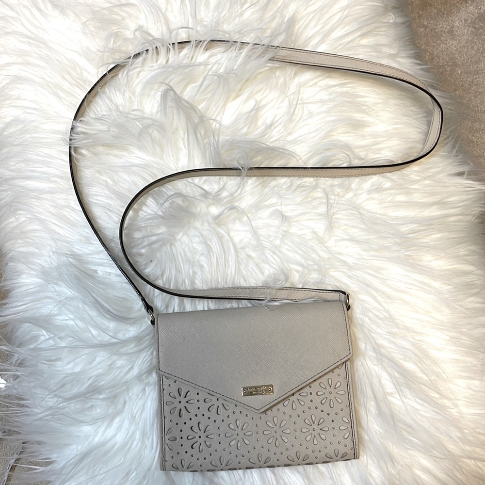 Kate Spade Purse. Cream/Beige. 5”. (H) x 6.5” (W) x 0.5”(D) 22” drop down